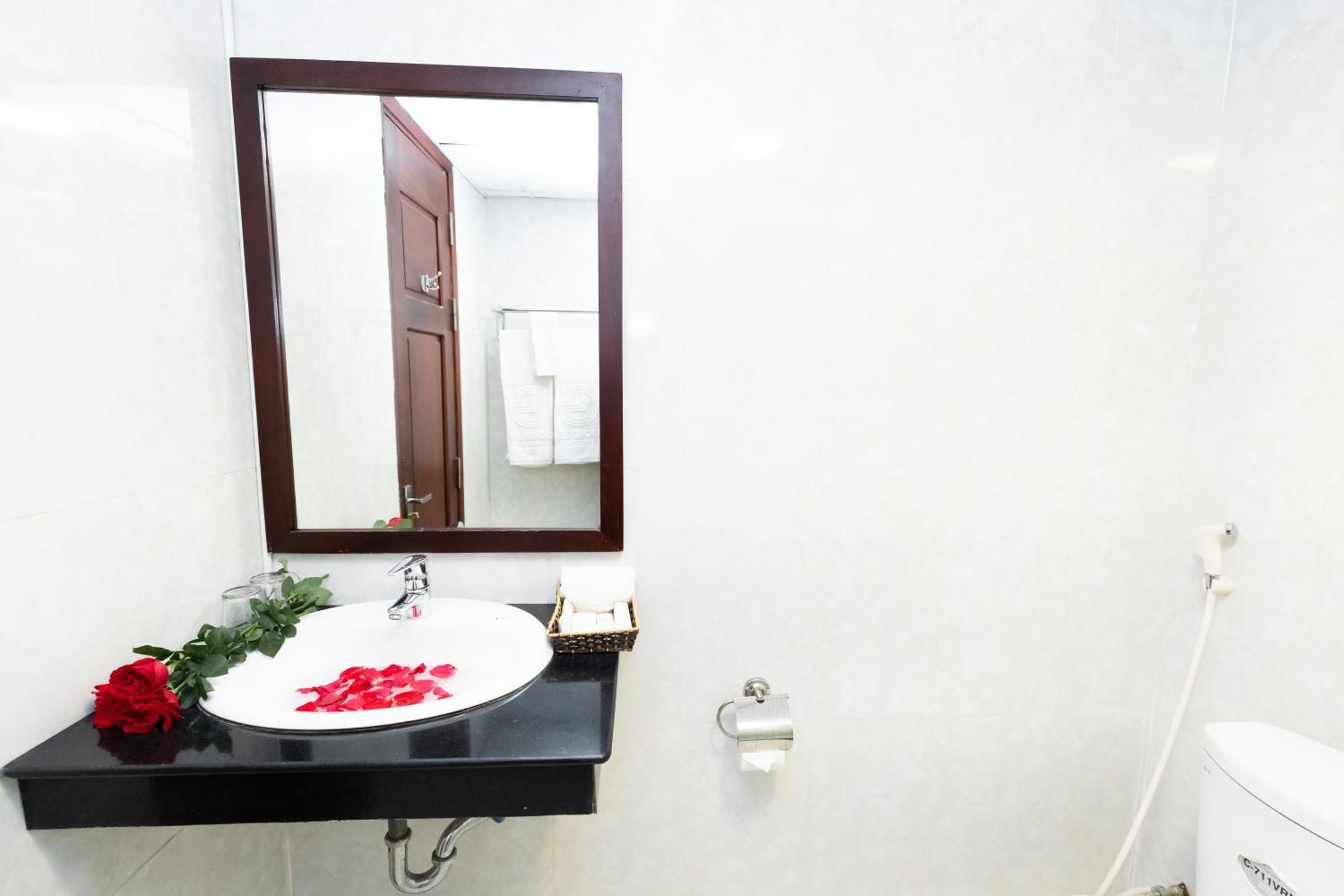 Golden Quang Tri Hotel Dong Ha Bagian luar foto